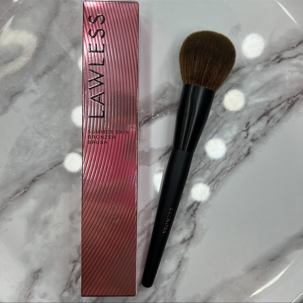 LAWLESS Shimmer Skin Bronzer Brush - Black